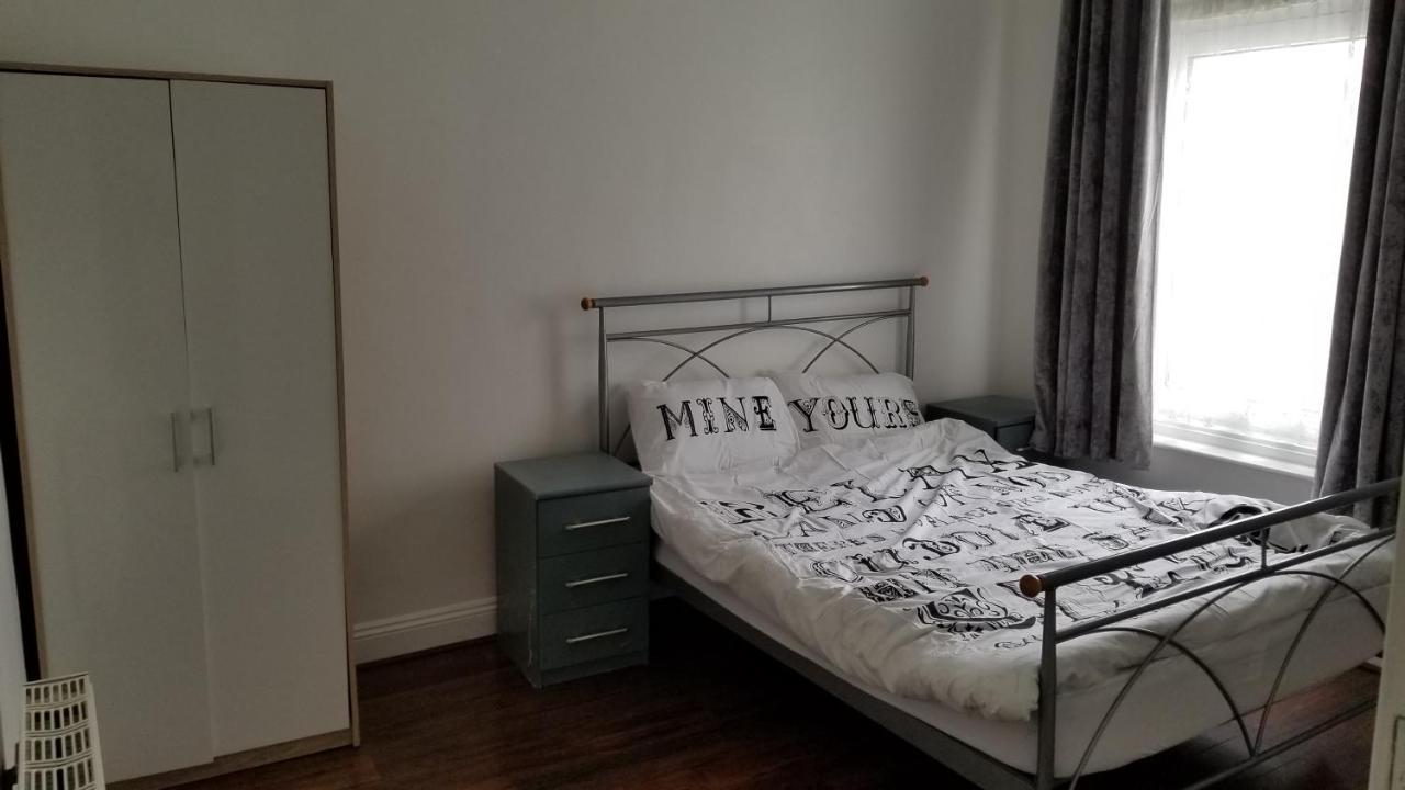 4 Bedroom House 10 Mins Walk To The Beach And Less Than A Mile From Bournemouth Main Station מראה חיצוני תמונה