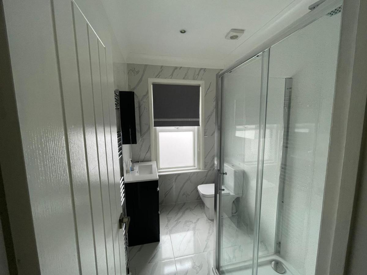 4 Bedroom House 10 Mins Walk To The Beach And Less Than A Mile From Bournemouth Main Station מראה חיצוני תמונה