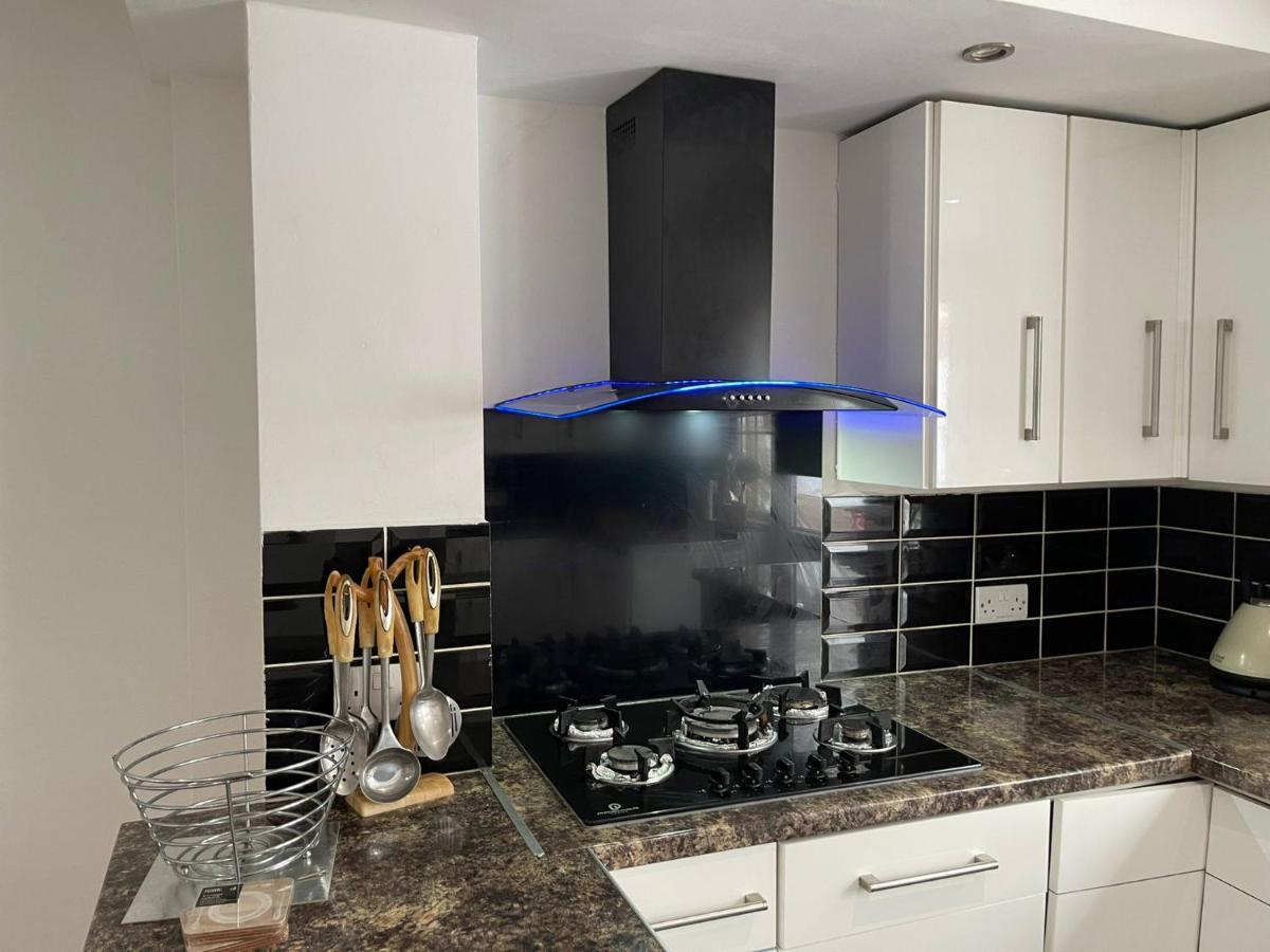 4 Bedroom House 10 Mins Walk To The Beach And Less Than A Mile From Bournemouth Main Station מראה חיצוני תמונה
