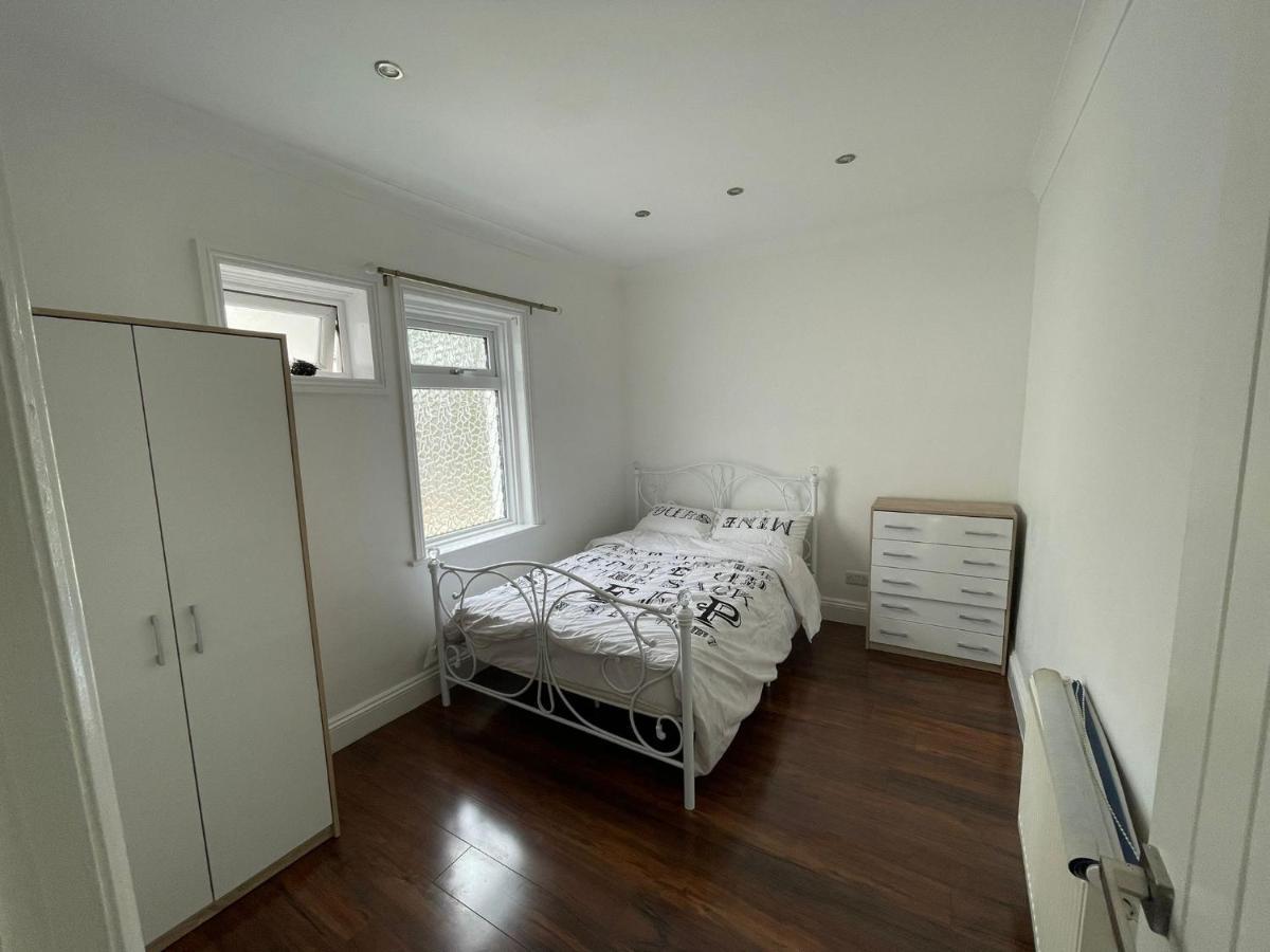 4 Bedroom House 10 Mins Walk To The Beach And Less Than A Mile From Bournemouth Main Station מראה חיצוני תמונה