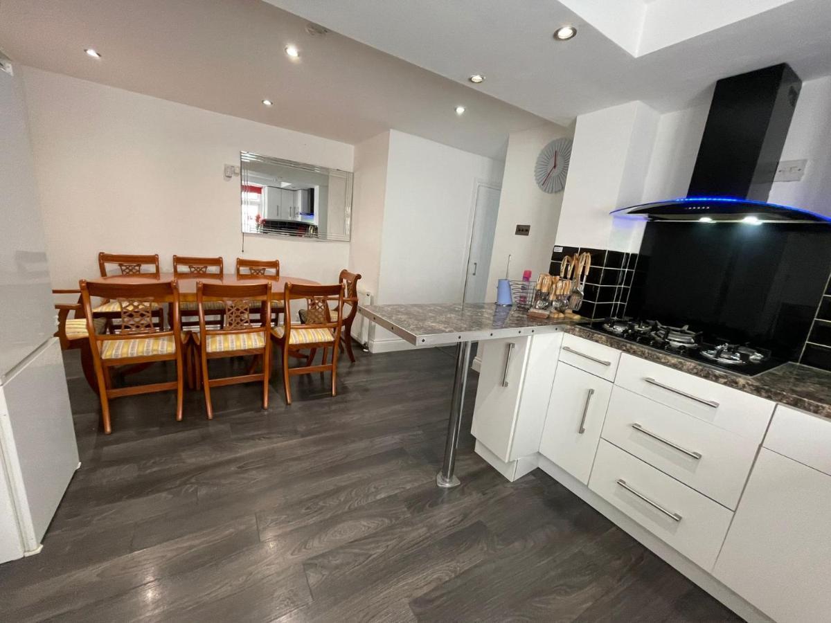4 Bedroom House 10 Mins Walk To The Beach And Less Than A Mile From Bournemouth Main Station מראה חיצוני תמונה