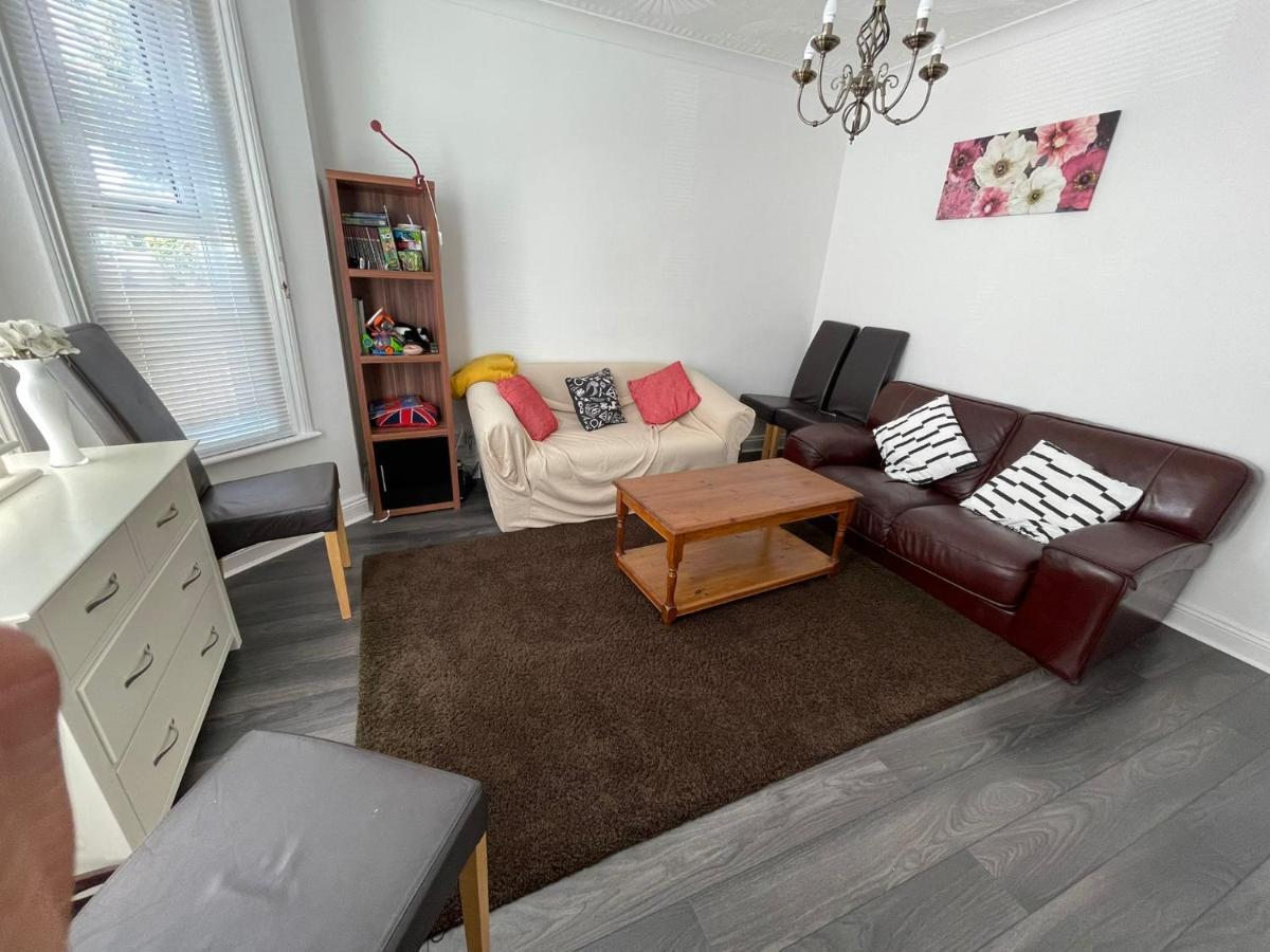 4 Bedroom House 10 Mins Walk To The Beach And Less Than A Mile From Bournemouth Main Station מראה חיצוני תמונה