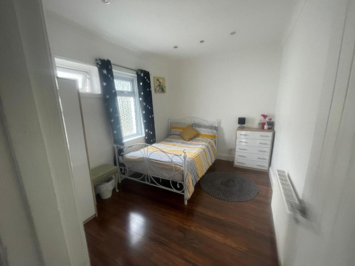 4 Bedroom House 10 Mins Walk To The Beach And Less Than A Mile From Bournemouth Main Station מראה חיצוני תמונה