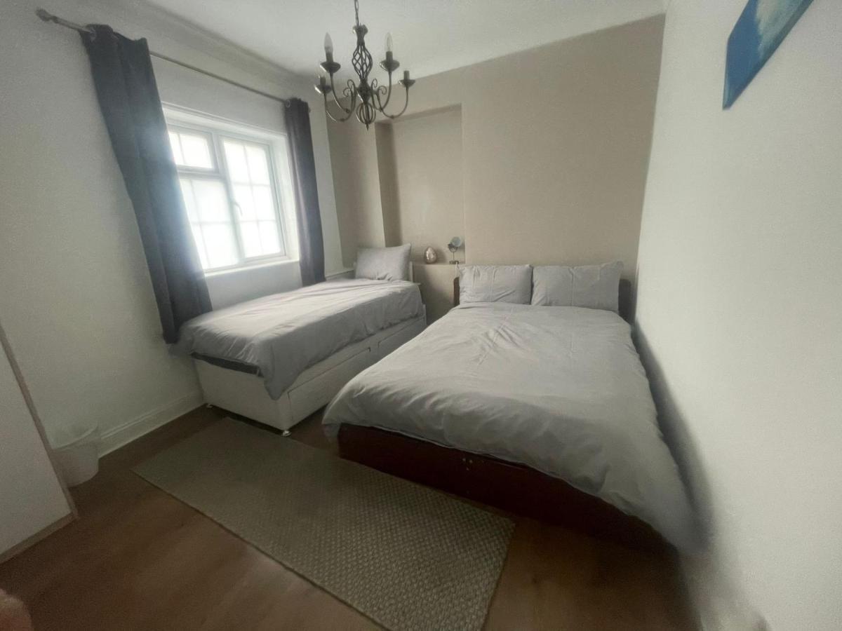 4 Bedroom House 10 Mins Walk To The Beach And Less Than A Mile From Bournemouth Main Station מראה חיצוני תמונה