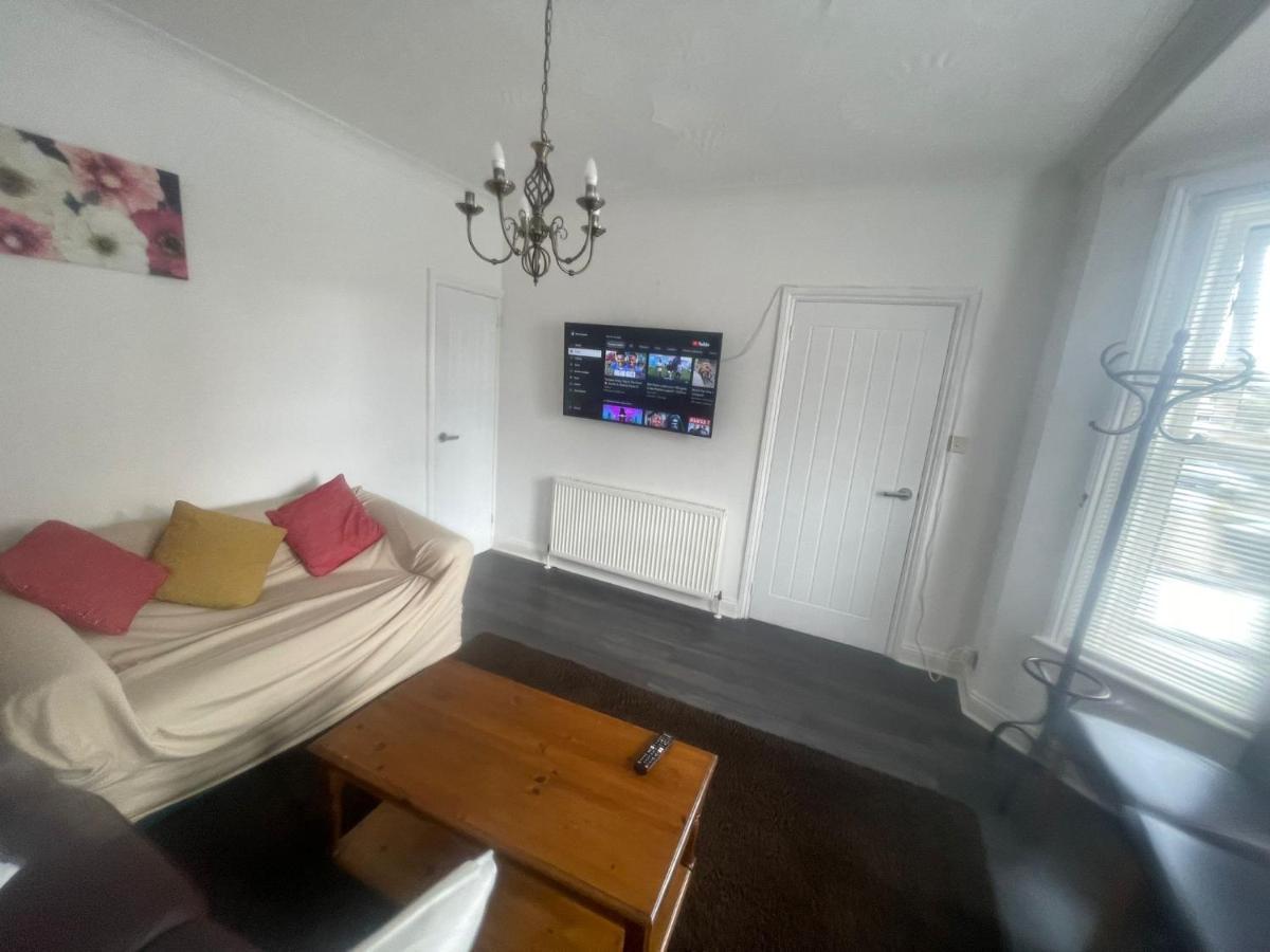4 Bedroom House 10 Mins Walk To The Beach And Less Than A Mile From Bournemouth Main Station מראה חיצוני תמונה